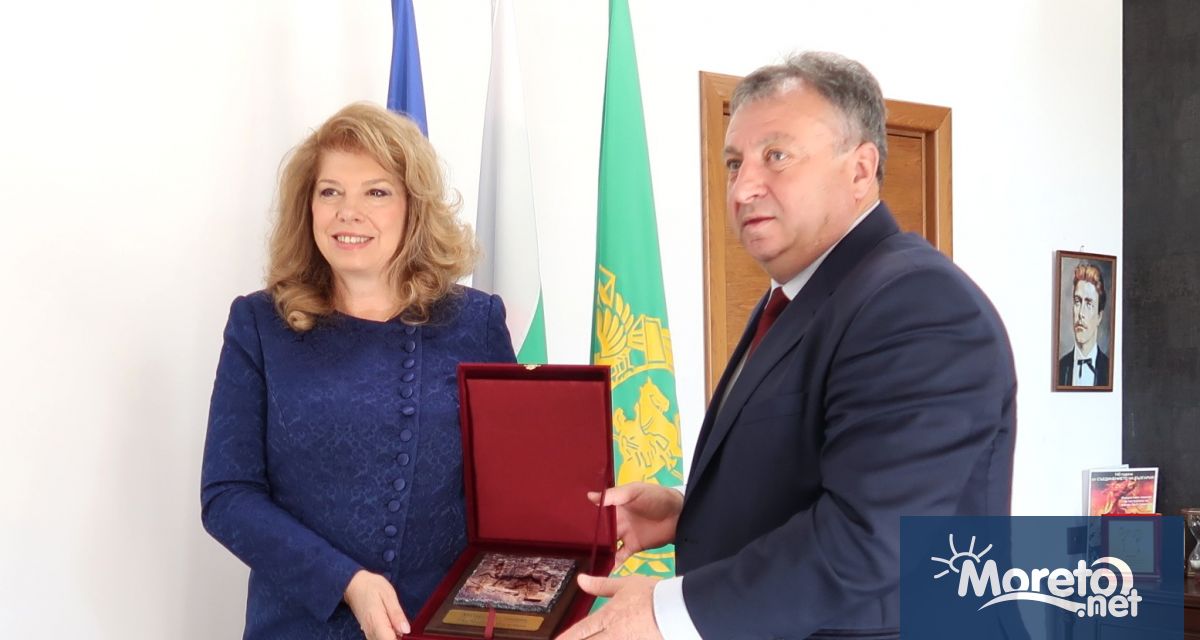 Изложбата Азбука и история откри вицепрезидентът Илияна Йотова в Регионалната