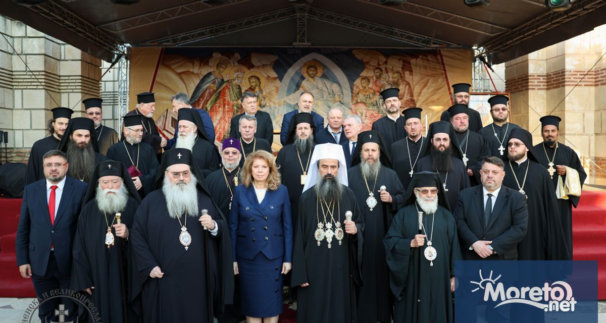 Патриарх Даниил отслужи молебен в храма Св Три Светители в