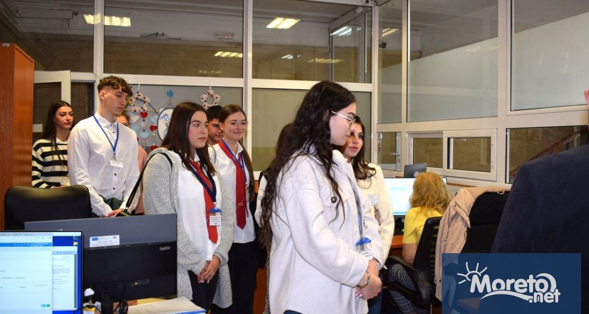 Девет ученици от профилираната паралелка Съдебна администрация на Средното училище