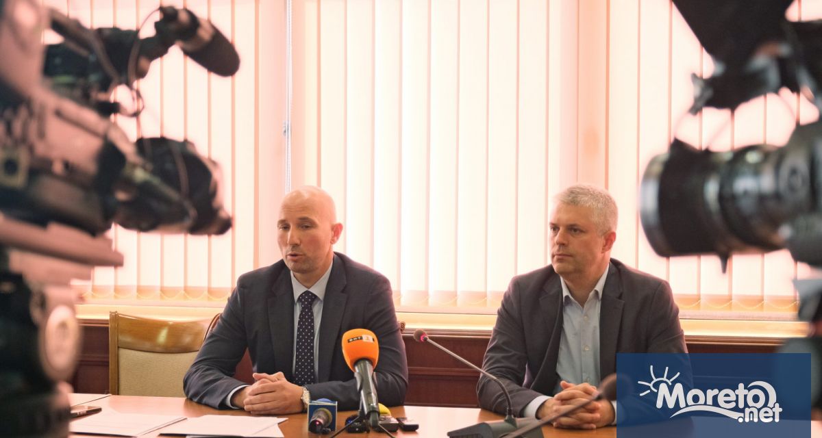 Заместник кметът по правните въпроси към Община Варна Диан Иванов подава