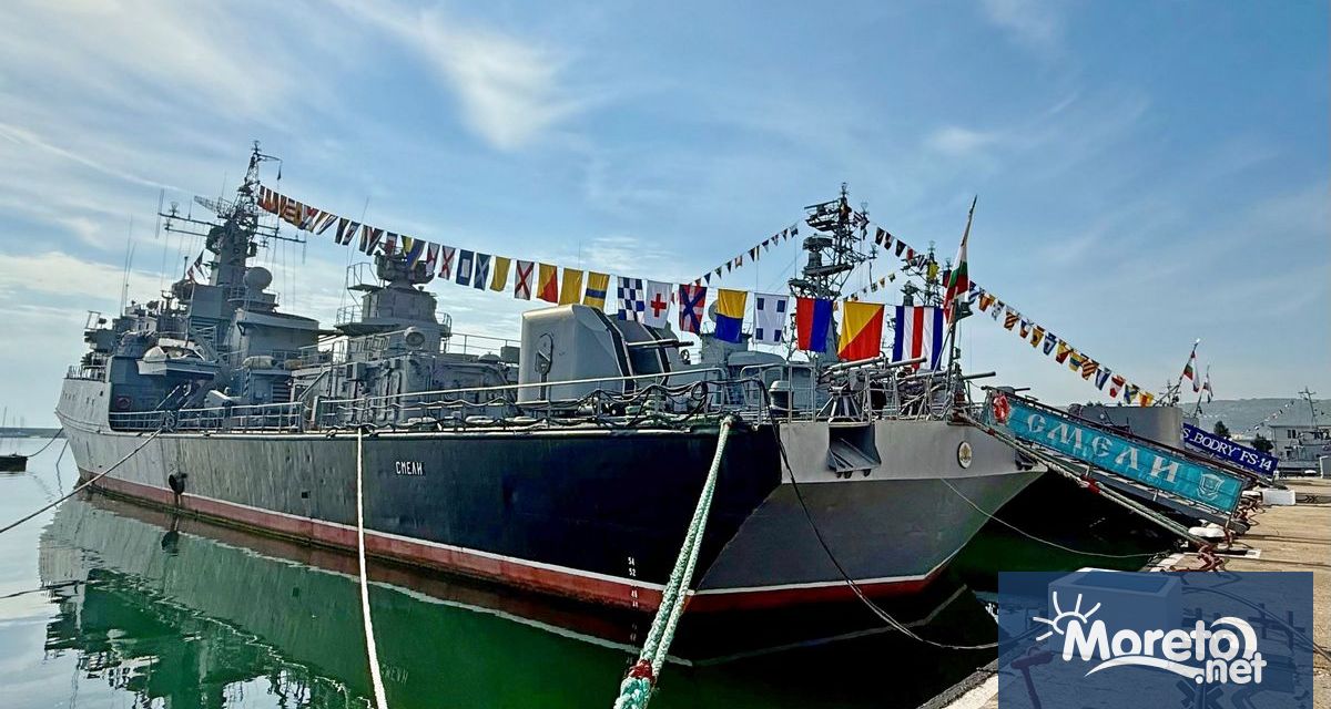 С празнично разцветяване на бойните ни кораби във Варна и