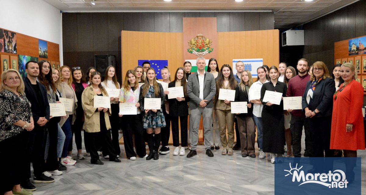 На ежегодната церемония Младите хора и бъдещето кметът Благомир Коцев