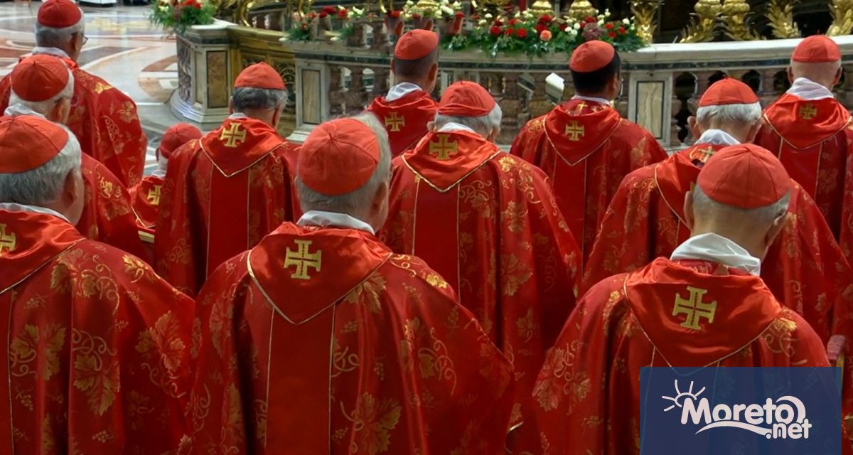 Черен дим се издигна от комина на върха на Сикстинската