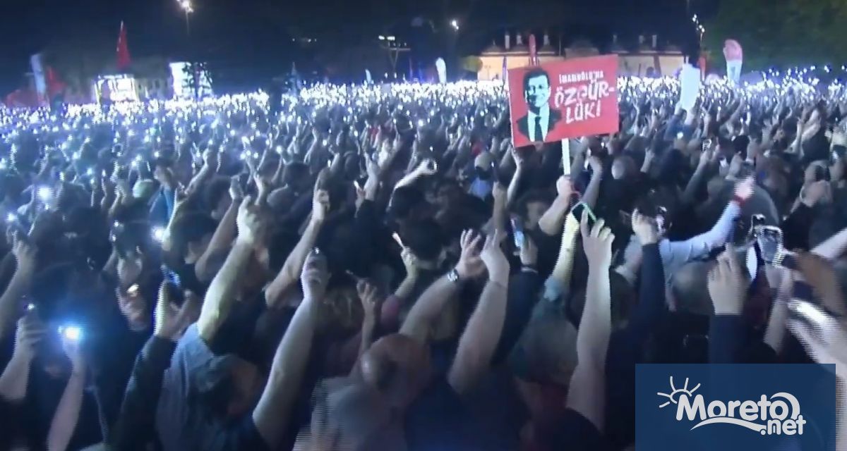 Близо 160 000 души се събраха снощи на площад Баязид