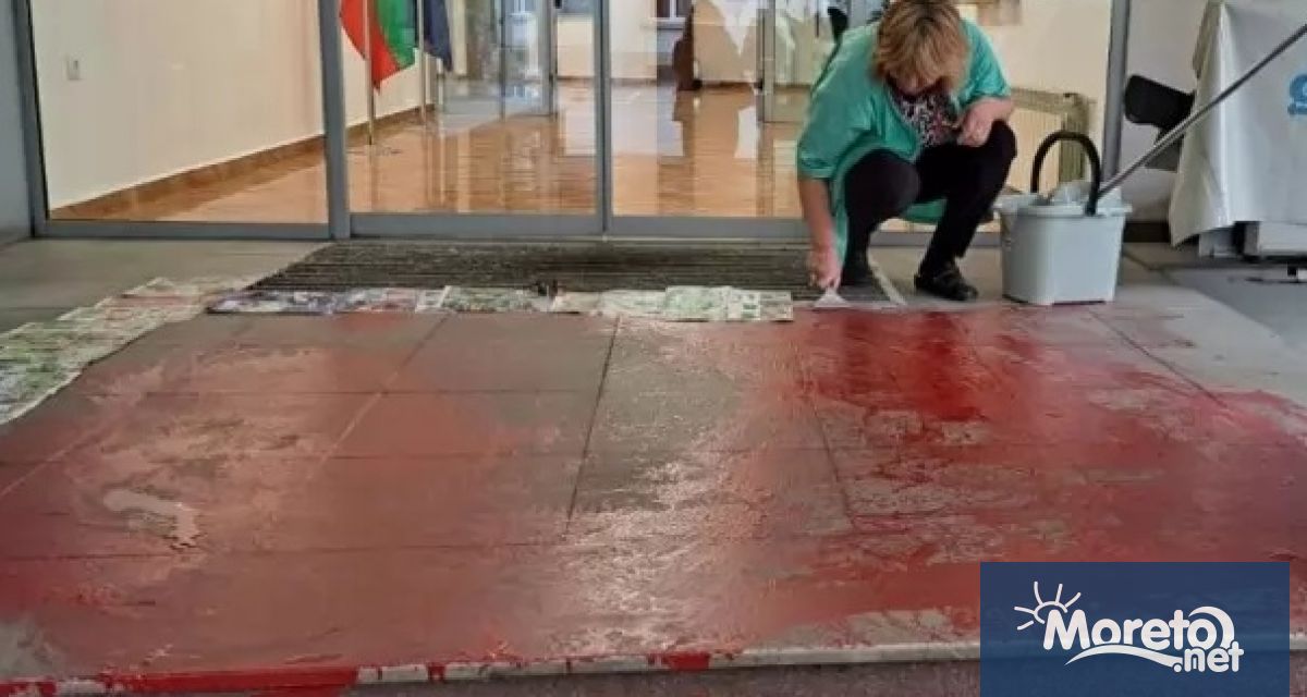 29 годишен мъж е задържан за заливане с червена боя пред