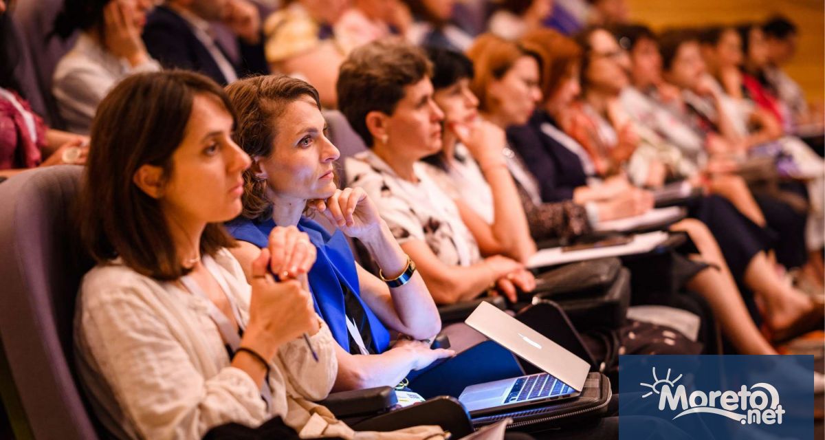 Над 300 учители директори и образователни експерти от цялата страна