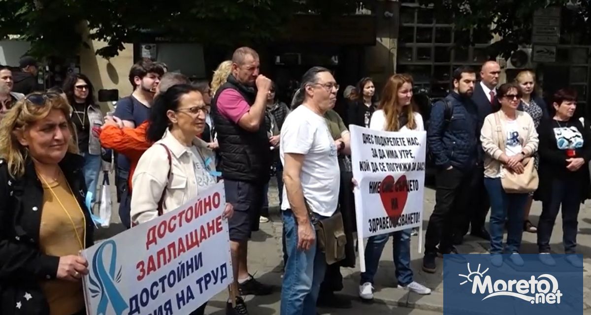 Медицински сестри излязоха на протест пред сградата на Министерството на