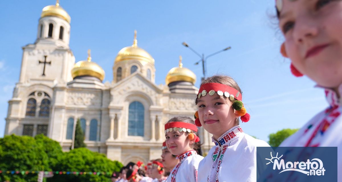В празничното шествие по случай 24 май във Варна преминаха