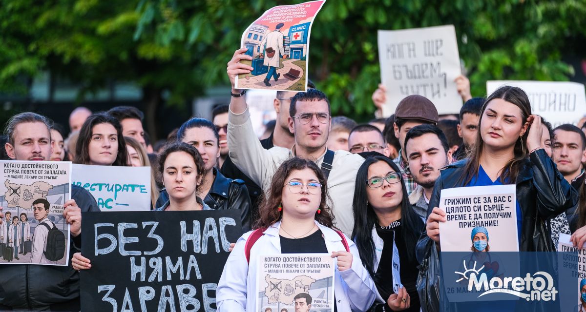 Променливото и дъждовно време не попречи на около 500 студенти