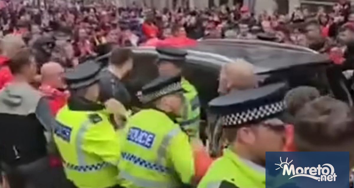 Близо 50 души са ранени след като автомобил се вряза