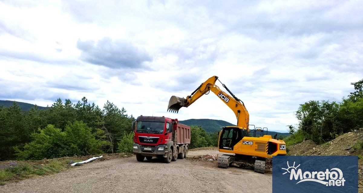 Напредва ремонтът на 34 1 км от път III 906 през Дюлинския