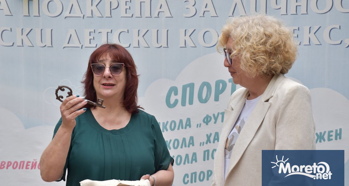 На церемония по приемственост в двора на Общински детски комплекс