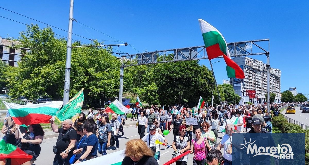 Хиляди граждани излязоха на протест във Варна с искане за
