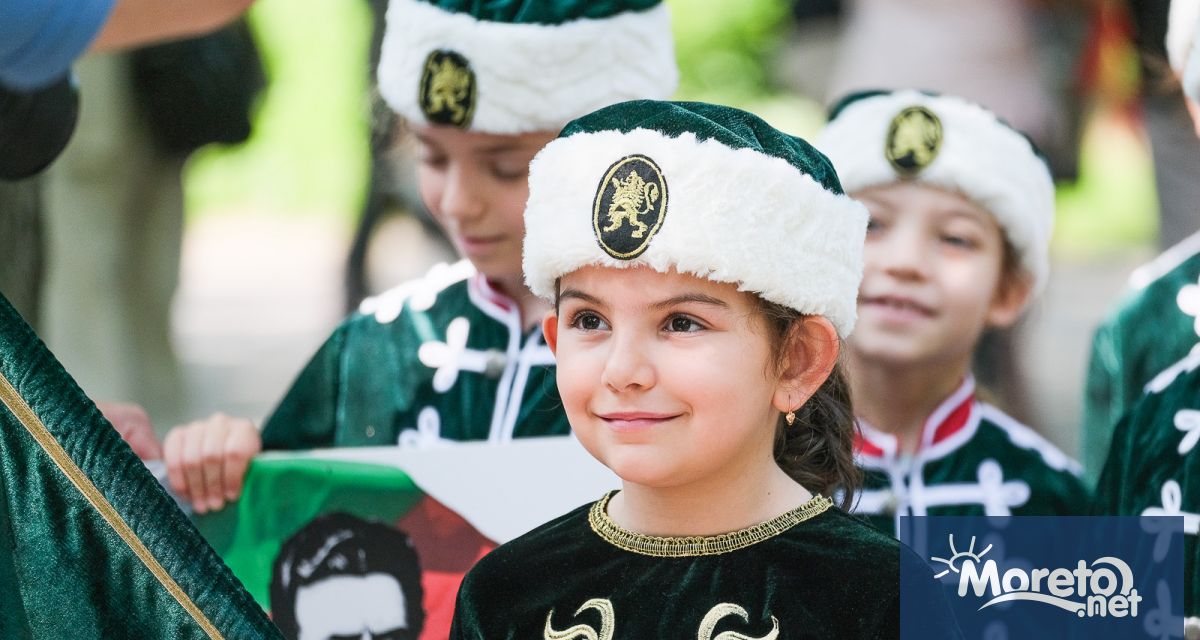 С общоградско поклонение пред паметника на Христо Ботев в Алеята