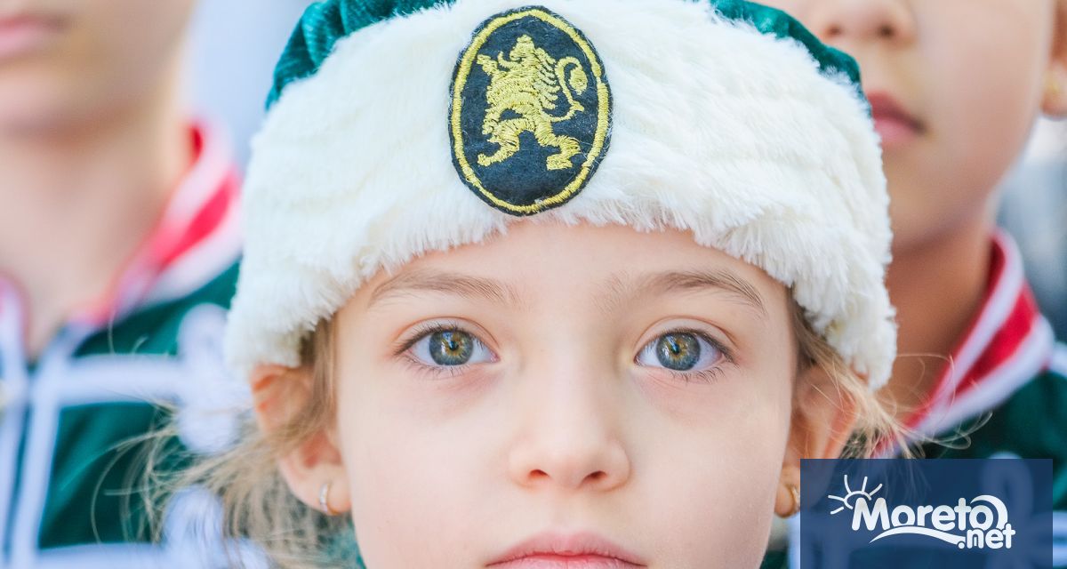 С общоградско поклонение пред паметника на Христо Ботев в Алеята