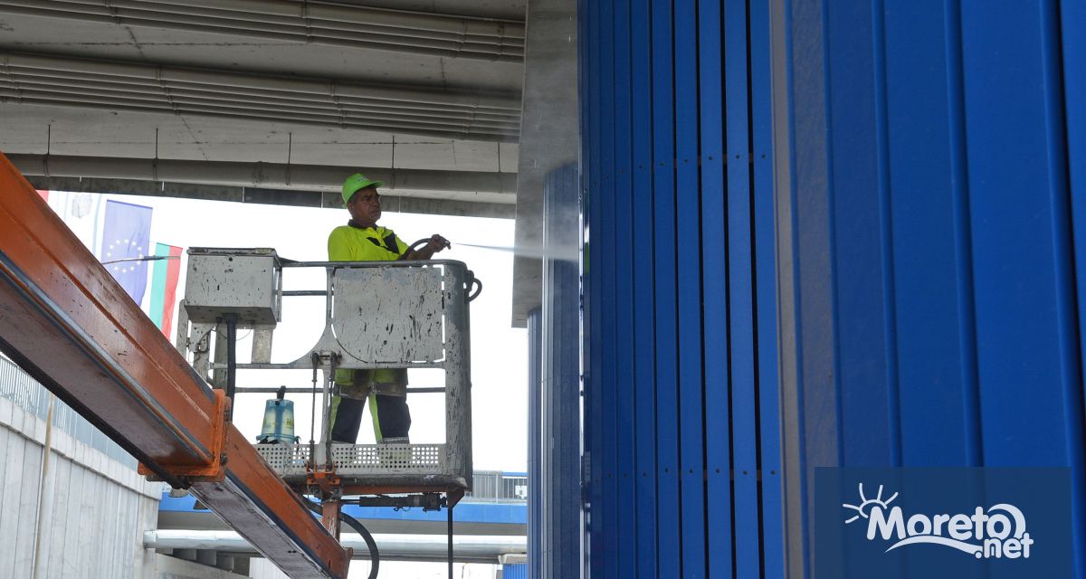 Екипи извършват почистване на всичките 64 колони разположени от двете