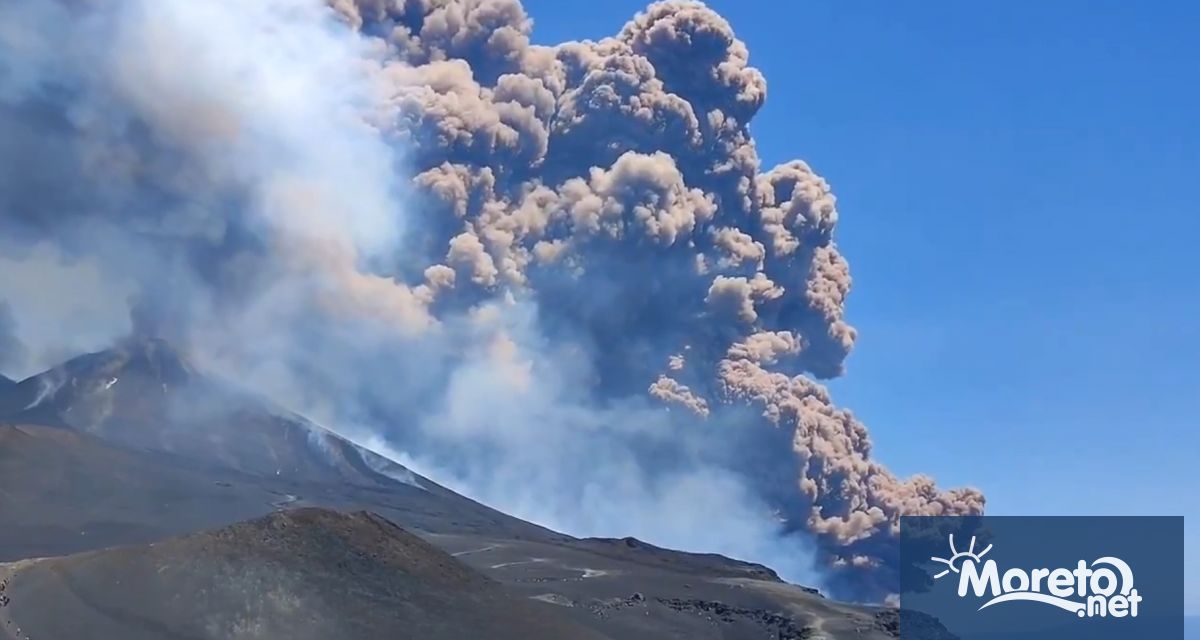 Огромни облаци пепел и огнена лава изригнаха вчера от вулкана