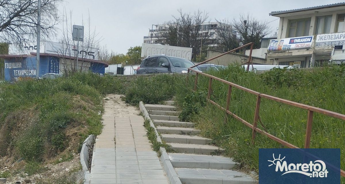 Граждани на Варна изразиха възмущение от състоянието на автобусната спирка