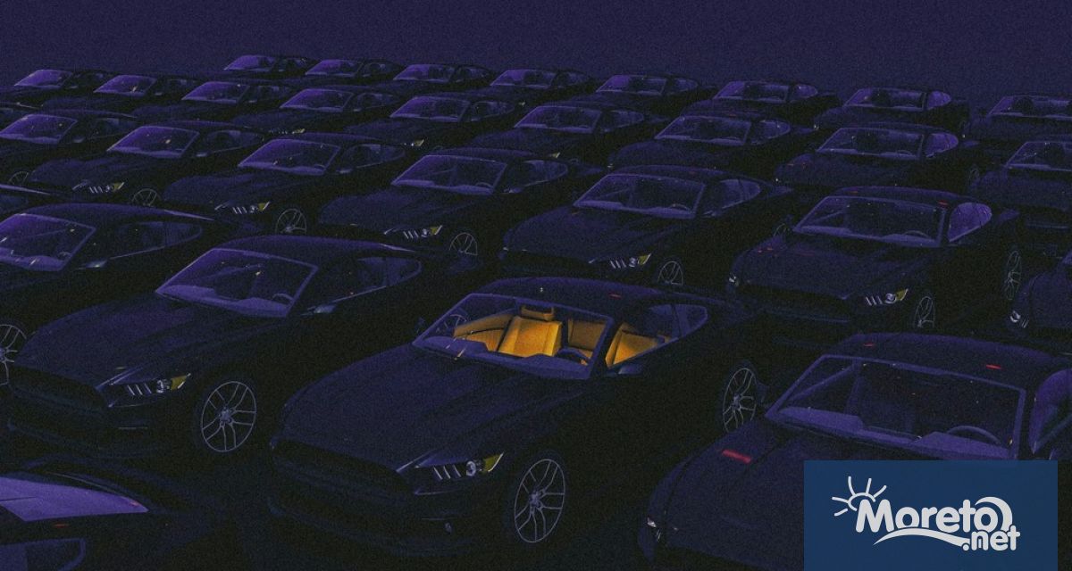 Горящ товарен кораб с 3000 автомобила включително 800 електрически е