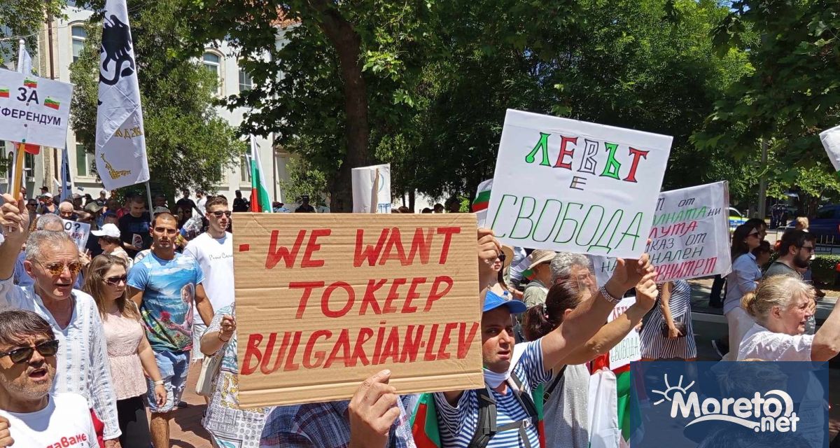 Около 2000 души излязоха на протест във Варна с искане