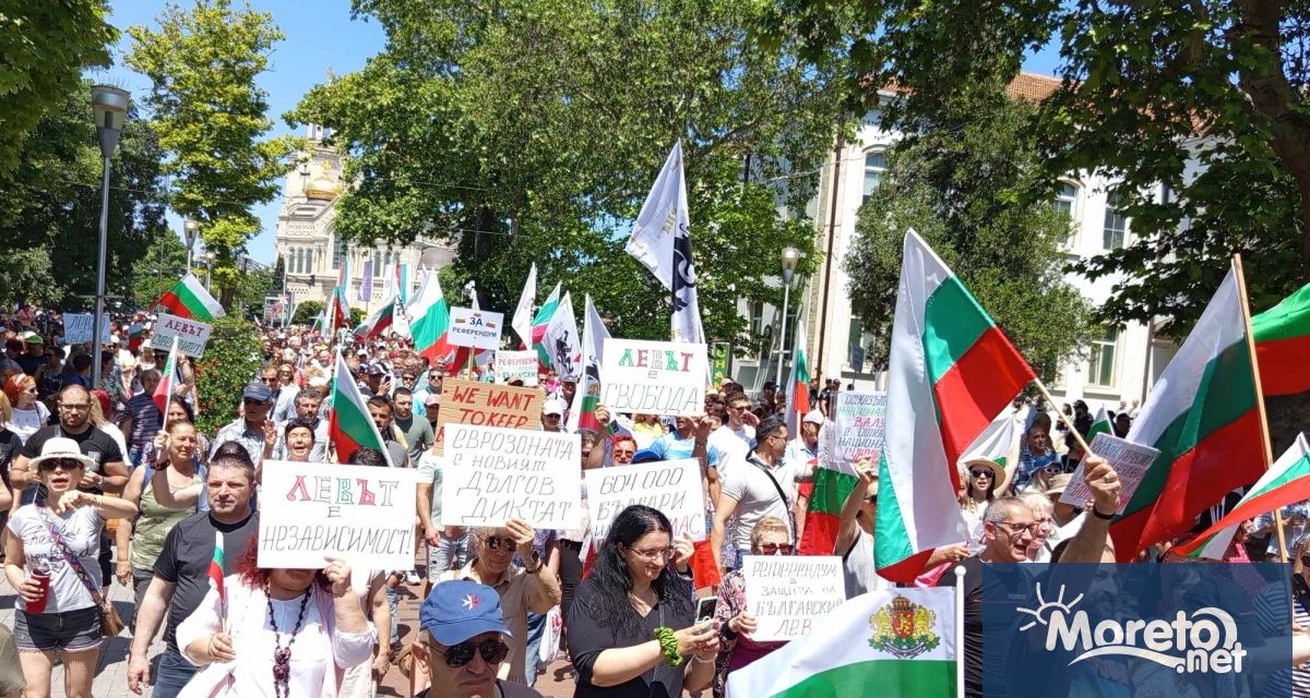 Около 2000 души излязоха на протест във Варна с искане