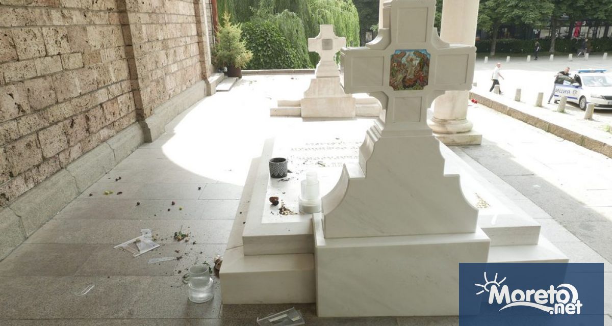 Гробовете на покойния Български патриарх Неофит и на Българския екзарх