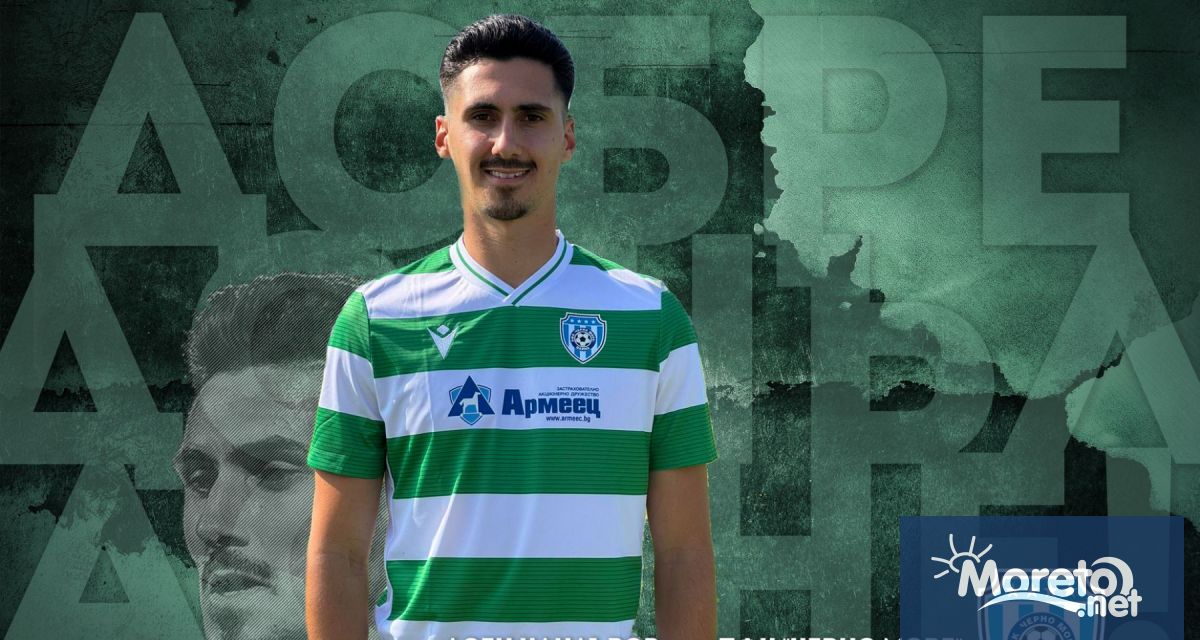 Халфът Асен Чандъров акостира на стадион Тича Вчера Черно море