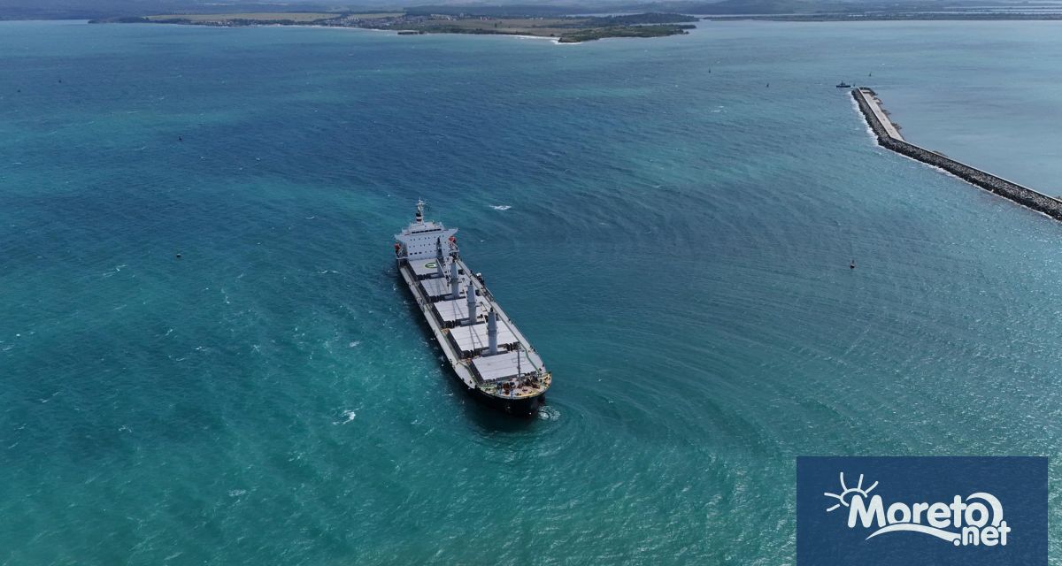 След близо 24 часова операция късно снощи беше освободен товарният кораб