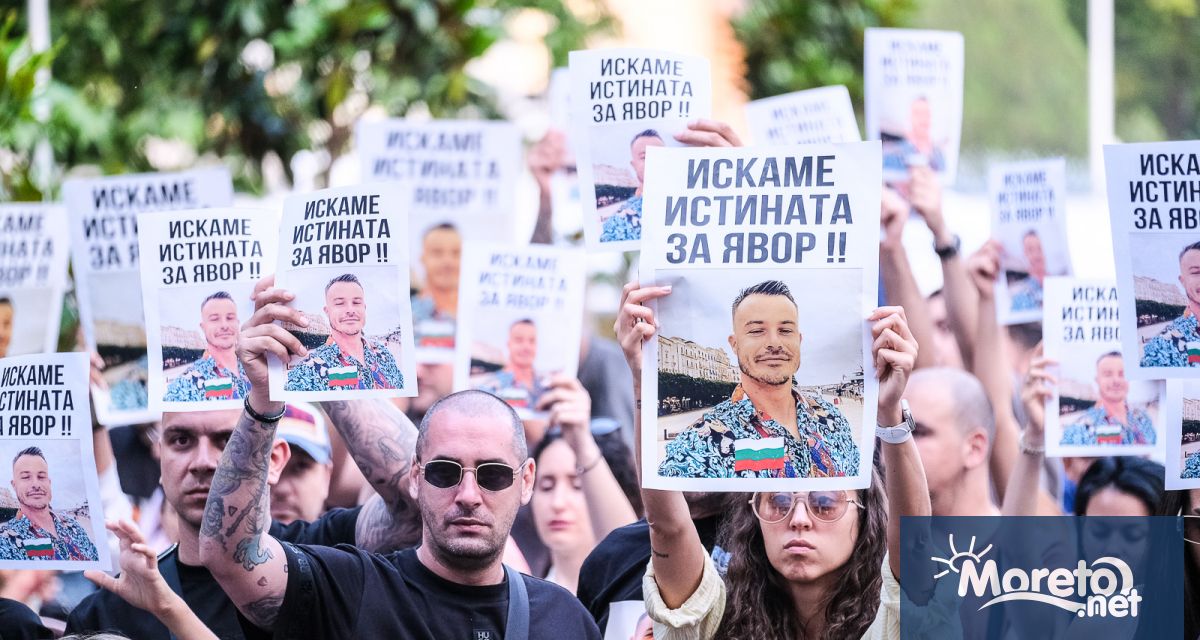 Около 400 души се включиха снощи в шествие във Варна