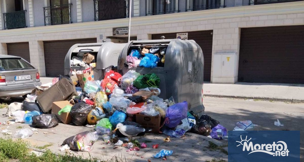 За нередовно извозване на контейнерите за смет в част от