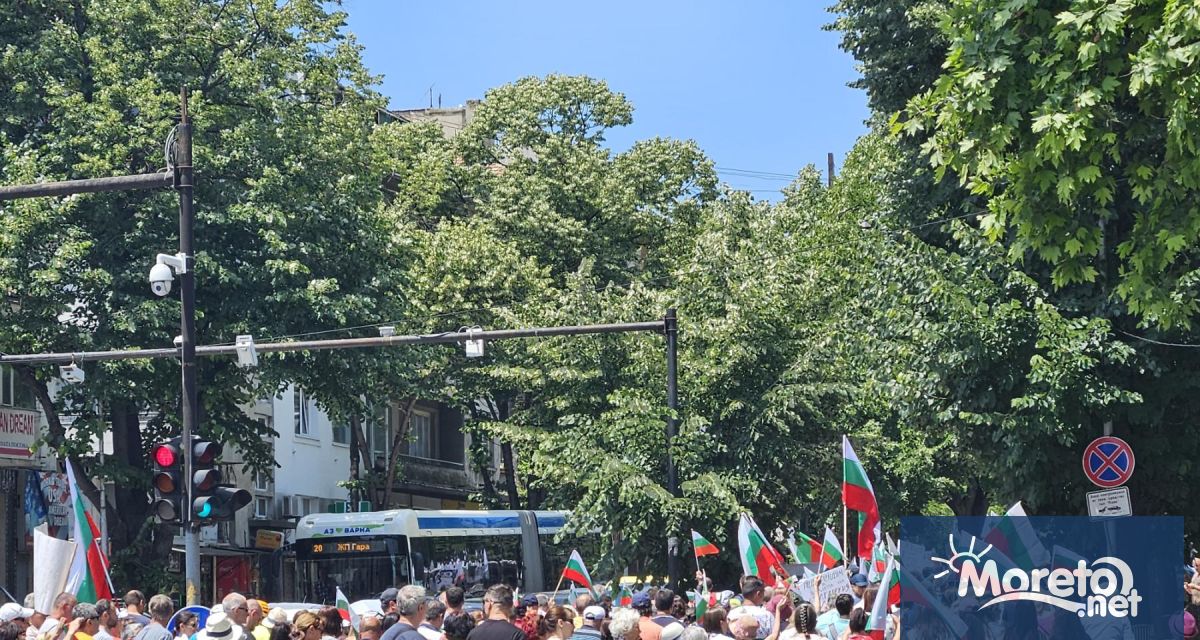 Няколкостотин души във Варна излязоха на поредния протест срещу въвеждане