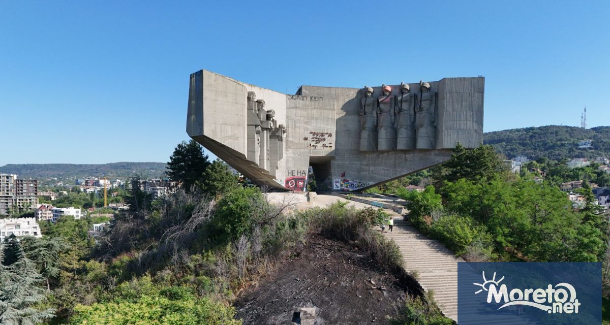 Пореден пожар горя в парка под паметника на Почивка Около