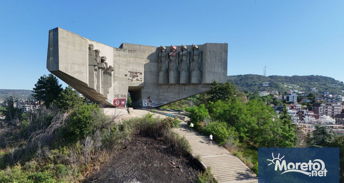 Пореден пожар горя в парка под паметника на Почивка Около