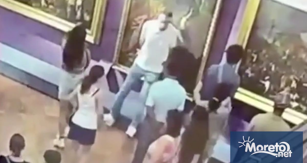 Турист опитвайки се да си направи селфи пред портрет от