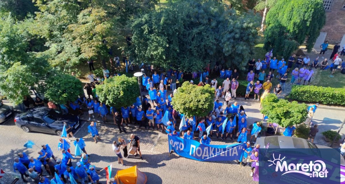 Служители в столичния градски транспорт излязоха днес на протест пред