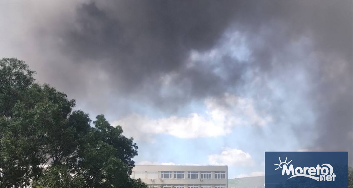 Пожар избухна днес следобед на територията на Техническия университет във