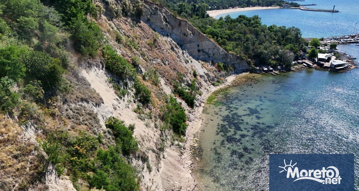 Кадри уловиха свличане на земни маси край Варна Мястото е