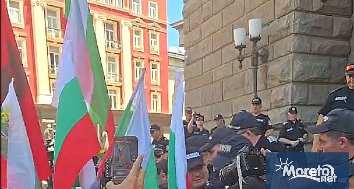 Пред Народното събрание се провежда пореден протестсрещу въвеждането на еврото