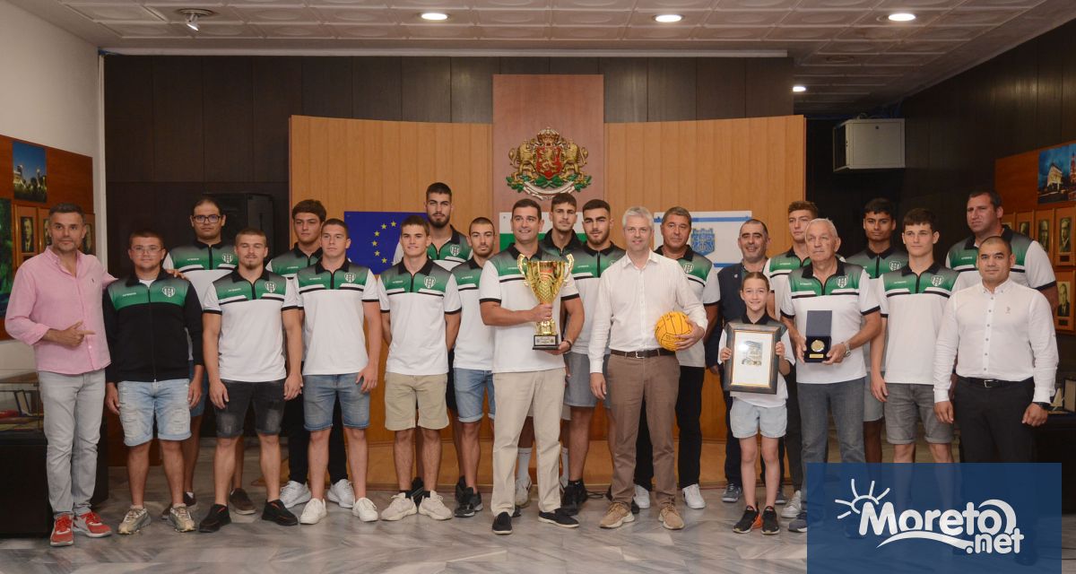 Състезателите и треньорският екип на КПС Черно море Тича бяха тържествено