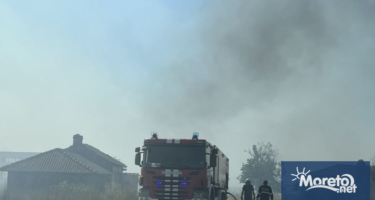 Пожар гори в района на летището в Бургас На място
