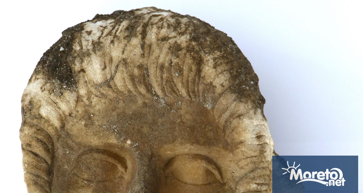 Изящно изваяно женско лице от мраморна надгробна плоча бе открито