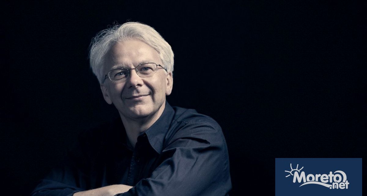 Диригентът ПАВЕЛ БАЛЕВ пред ВИОЛЕТА ТОНЧЕВА за административните си и