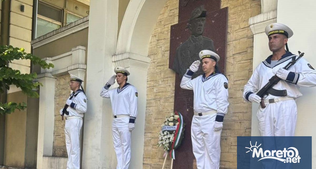 С военен ритуал и полагане на цветя и венци бе