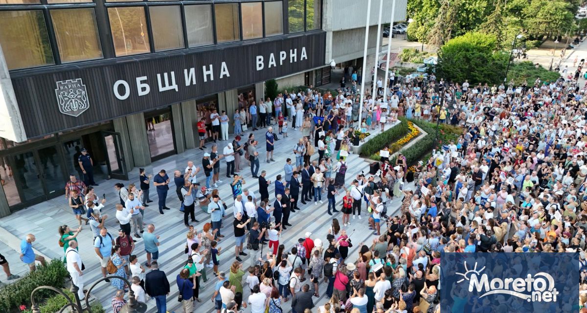 Граждани и депутати се събраха пред сградата на Община Варна