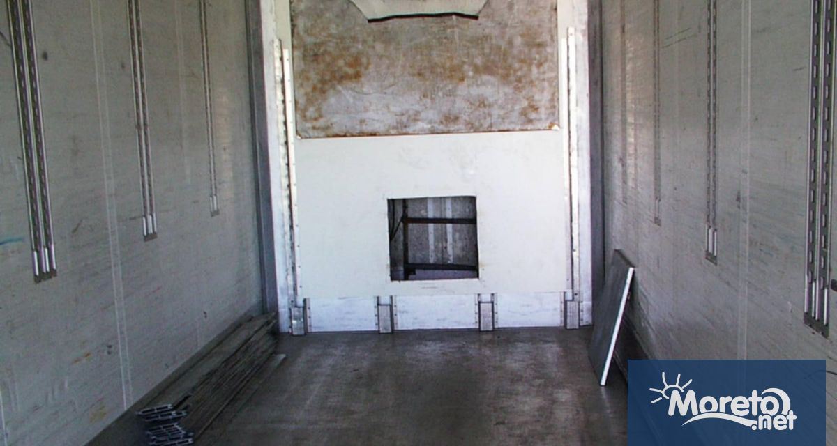 Гранични полицаи от Русе задържаха 16 мигранти укрити в тайник