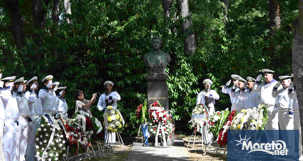 С тържествена церемония и военен ритуал Варна отбеляза днес 188 та