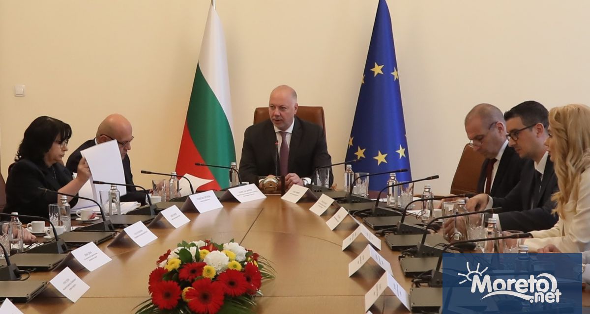 Правителството ще работи съвместно с Народното събрание за приемане на