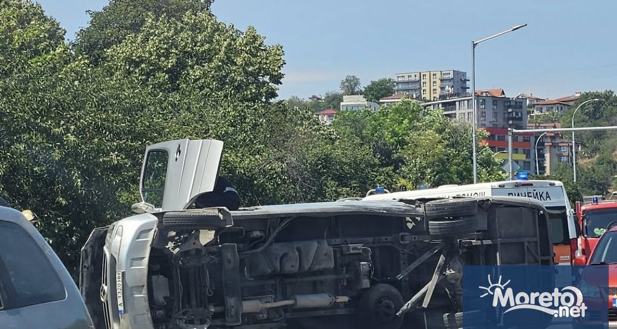 Четирима души пострадаха при пътен инцидент с участието на лек