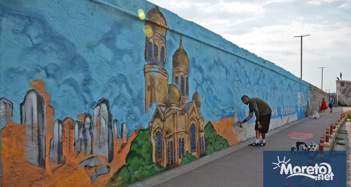 По инициатива на Община Варна артисти рисуват част от стената