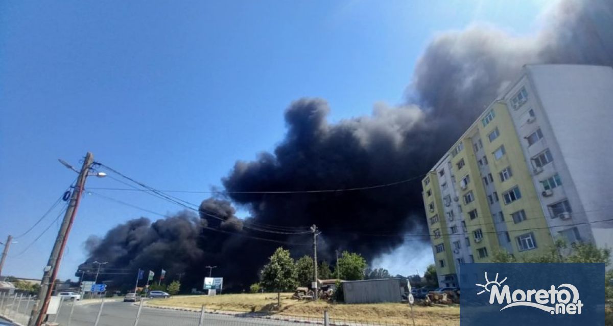 Пожарът в цех за пластмаса в Средец продължава да тлее